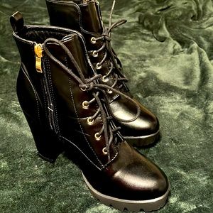 Women’s round toe chunky heel lace up platform boots (black)